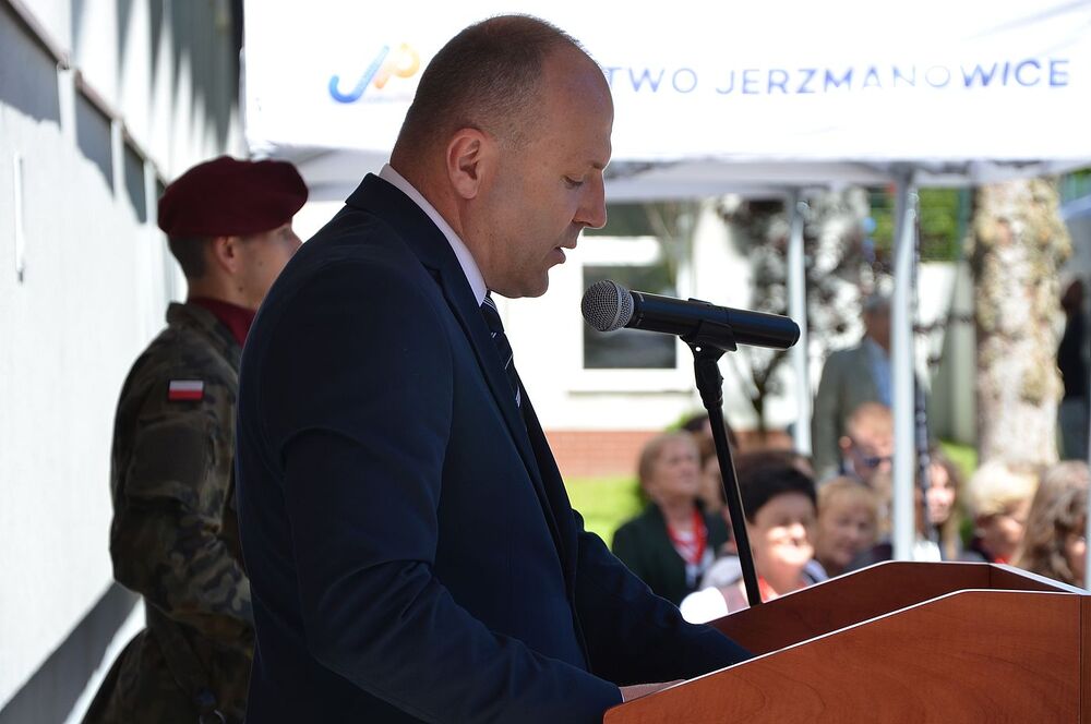 Uroczystość odsłonięcia tablicy chor. Stanisława Kućmierza w Jerzmanowicach. Fot. Janusz Ślęzak (IPN)