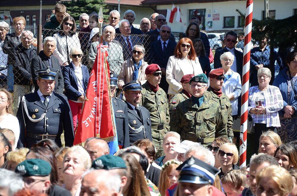 Uroczystość odsłonięcia tablicy chor. Stanisława Kućmierza w Jerzmanowicach. Fot. Janusz Ślęzak (IPN)