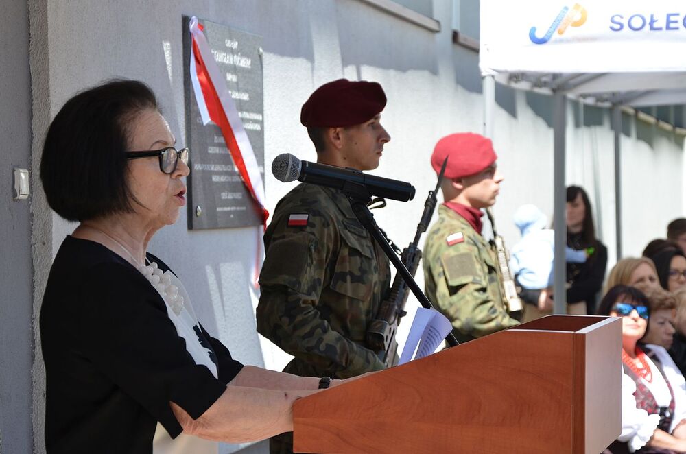 Uroczystość odsłonięcia tablicy chor. Stanisława Kućmierza w Jerzmanowicach. Fot. Janusz Ślęzak (IPN)