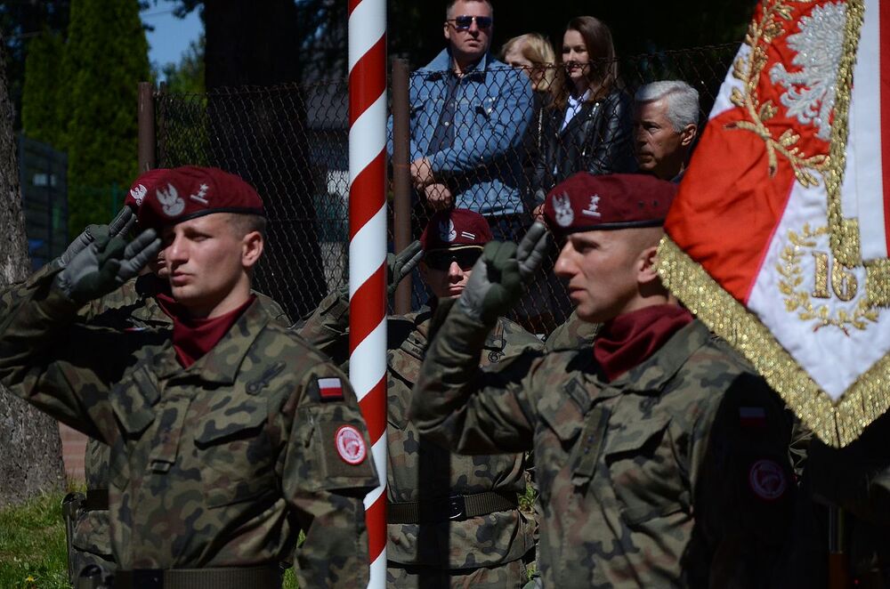 Uroczystość odsłonięcia tablicy chor. Stanisława Kućmierza w Jerzmanowicach. Fot. Janusz Ślęzak (IPN)