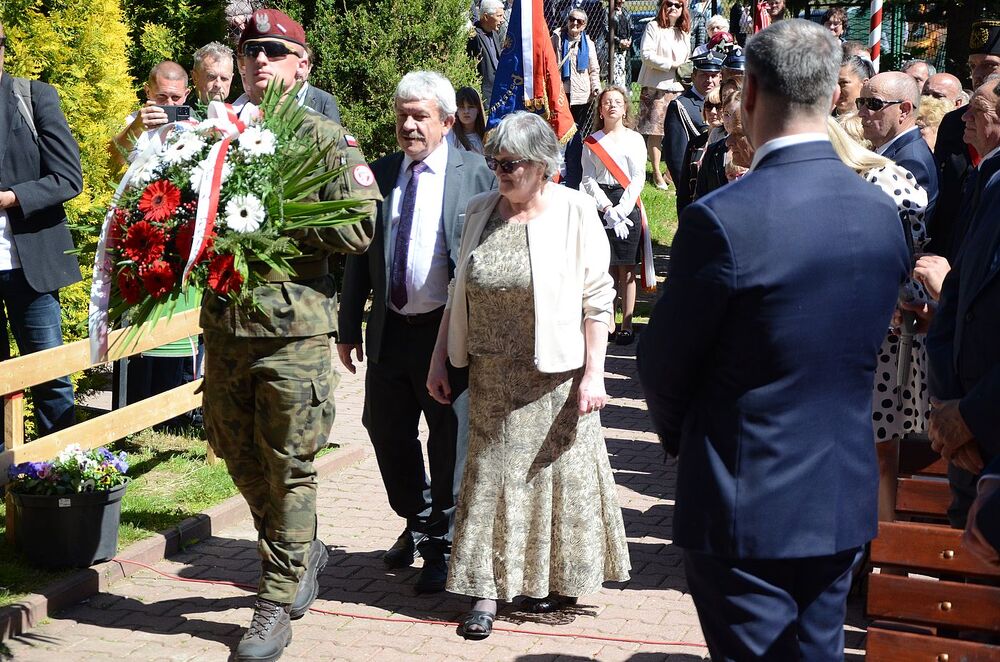 Uroczystość odsłonięcia tablicy chor. Stanisława Kućmierza w Jerzmanowicach. Fot. Janusz Ślęzak (IPN)