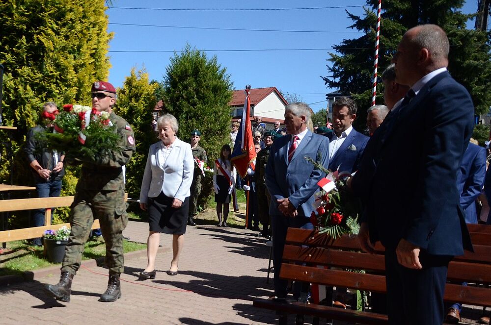 Uroczystość odsłonięcia tablicy chor. Stanisława Kućmierza w Jerzmanowicach. Fot. Janusz Ślęzak (IPN)