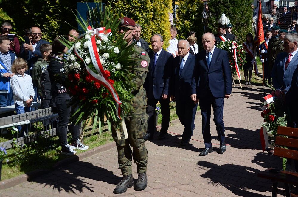 Uroczystość odsłonięcia tablicy chor. Stanisława Kućmierza w Jerzmanowicach. Fot. Janusz Ślęzak (IPN)