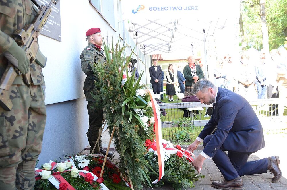 Uroczystość odsłonięcia tablicy chor. Stanisława Kućmierza w Jerzmanowicach. Fot. Janusz Ślęzak (IPN)
