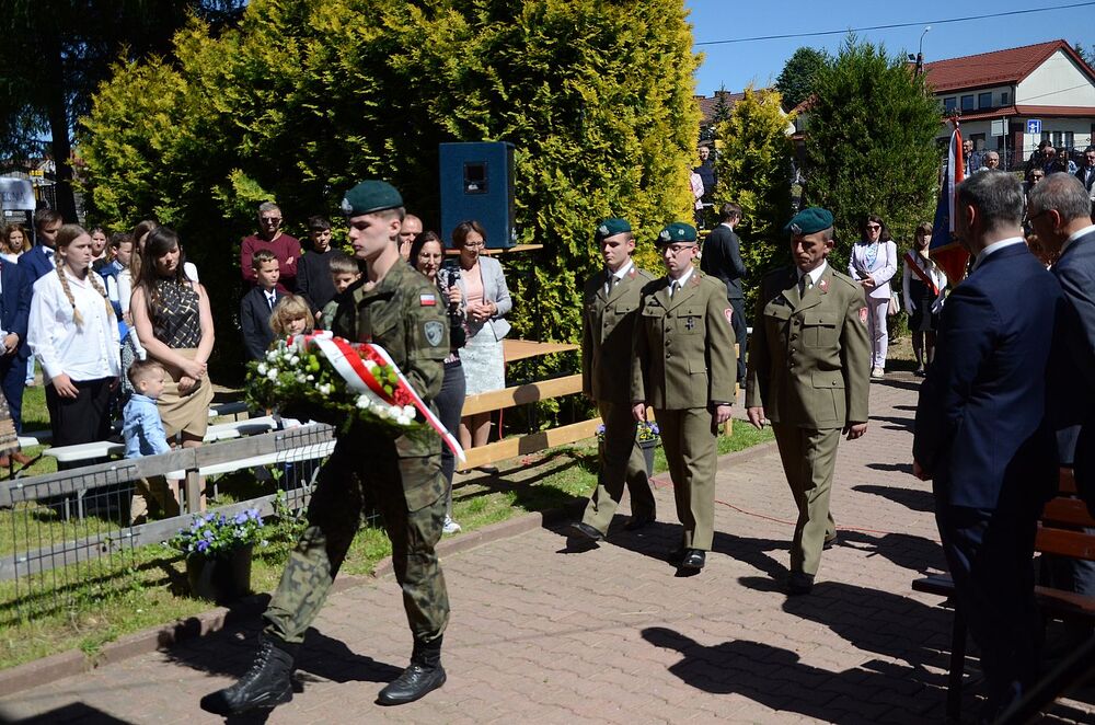 Uroczystość odsłonięcia tablicy chor. Stanisława Kućmierza w Jerzmanowicach. Fot. Janusz Ślęzak (IPN)