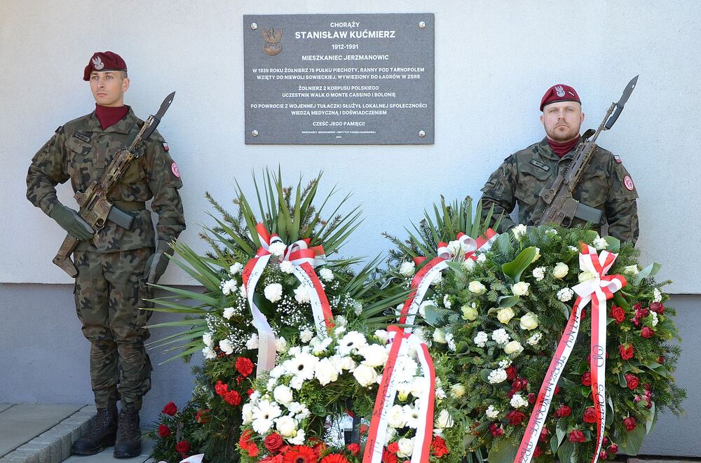 Uroczystość odsłonięcia tablicy chor. Stanisława Kućmierza w Jerzmanowicach. Fot. Janusz Ślęzak (IPN)