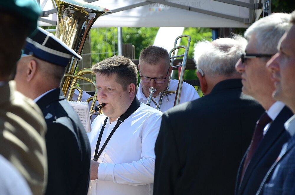 Uroczystość odsłonięcia tablicy chor. Stanisława Kućmierza w Jerzmanowicach. Fot. Janusz Ślęzak (IPN)