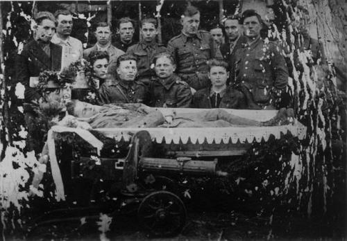 oddział Leona Taraszkiewicza "Jastrząb" nad zwłokami Stefana Kucharuka "Ryś" - pow. włodawski 1946 r.