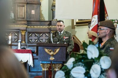 Podczas pogrzebu przemawiał płk Tadeusz Nastarowicz, dowódca 2. Lubelskiej Brygady Obrony Terytorialnej. Fot. Dawid Florczak/IPN Lublin