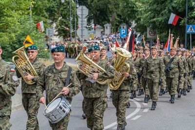 Kondukt pogrzebowy. Na pierwszym planie orkiestra wojskowa. Fot. Dawid Florczak/IPN Lublin