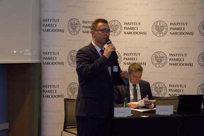 Uczestników drugiego dnia konferencji wita dr Dariusz Rogut, dyrektor Oddziału IPN w Łodzi
