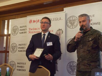 Pamiątkową odznakę Jednostki Strzeleckiej 2036 im. Oddziału Partyzanckiego Armii Krajowej „Błysk” z Paradyża odebrał również dr Dariusz Rogut, dyrektor Oddziału IPN w Łodzi.