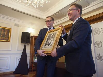 Dr Dariusz Rogut (z prawej) i dr Jarosław Szarek w momencie przekazania na ręce Prezesa IPN pamiątkowego obrazu z wizerunkiem Marszałka Józefa Piłsudskiego