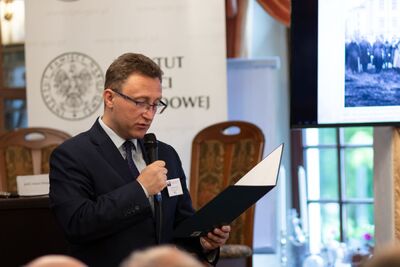 Dr Dariusz Rogut, dyrektor Oddzialu IPN w Łodzi, otwiera drugi dzień konferencji