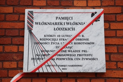 Prezes IPN odsłonił tablicę upamiętniającą 50. rocznicę strajku włókniarek w Łodzi 15.02.2021 rok.