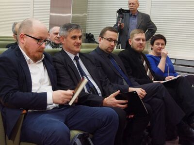 Od lewej: Andrzej Czyżewski (OBEP IPN w Łodzi), prof. dr hab. Krzysztof Lesiakowski (UŁ), Tomasz Kozłowski (BEP IPN Warszawa), Leszek Próchniak (OBEP IPN w Łodzi), dr Joanna Żelazko (naczelnik OBEP IPN w Łodzi) 