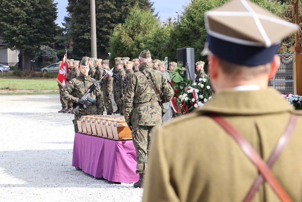 Uroczystości pogrzebowe 8 nieznanych żołnierzy Wielkopolskiej Samodzielnej Grupy Ochotniczej „WARTA” - Odolanów 12.10.2021 r.