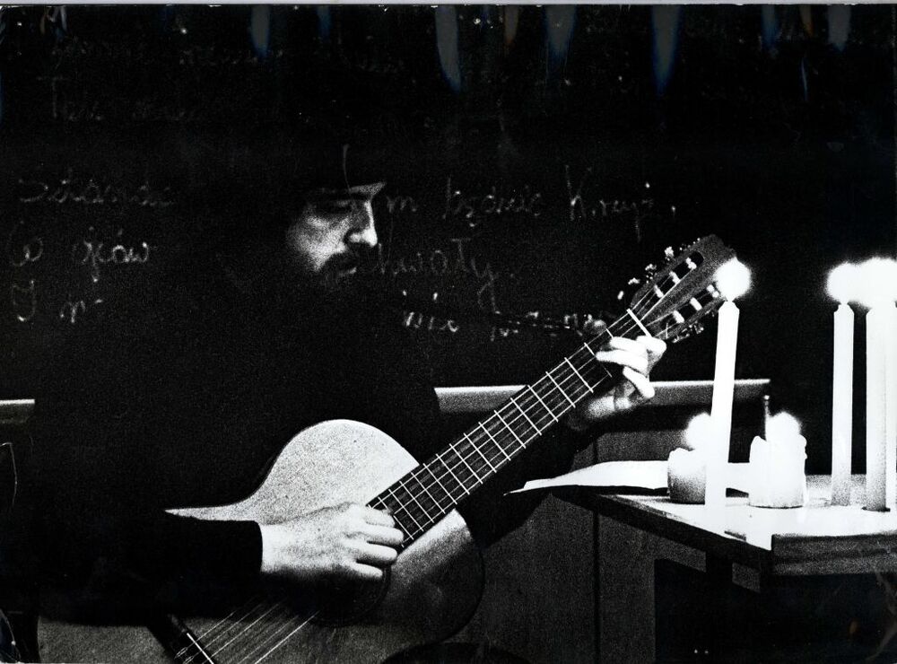 Występ Aleksandra Grotowskiego w trakcie strajku studenckiego na Uniwersytecie Łódzkim. Zbiór: Lech Spaszewski (AIPN Łd, 472/3)