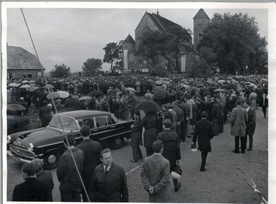 Wierni zgromadzeni przed ołtarzem polowym wokół kolegiaty tumskiej, 11 czerwca 1967 r. (AIPN Łd, pf 10/810, k. 146)
