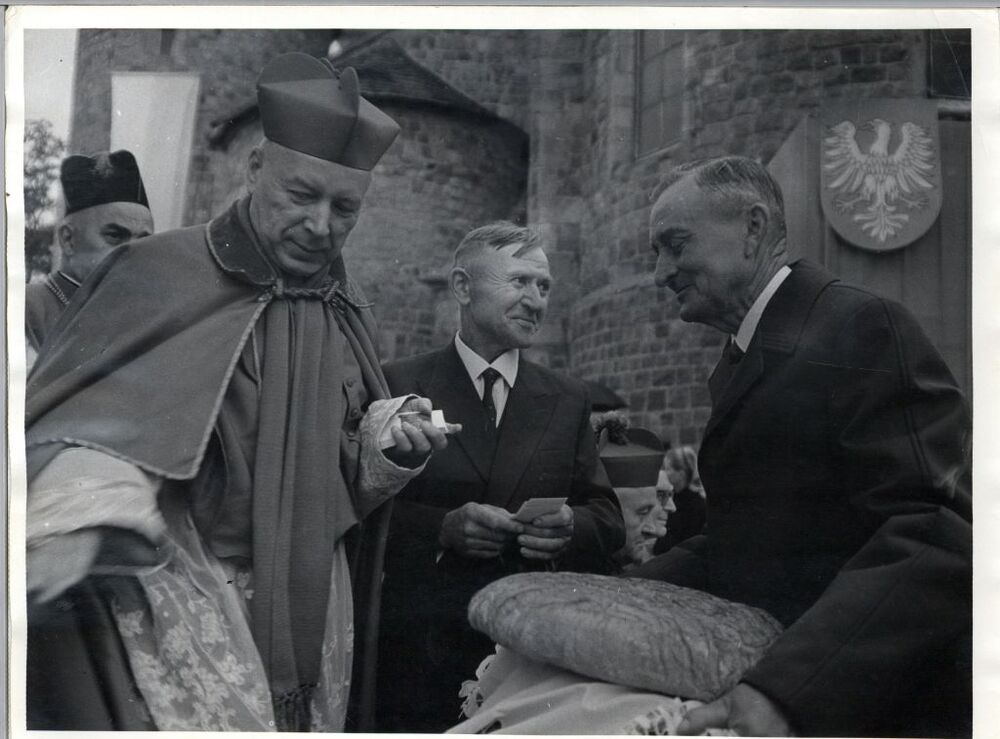 Powitanie prymasa Stefana Wyszyńskiego przez tumskich parafian, 11 czerwca 1967 r. (AIPN Łd, pf 10/810, k. 152)