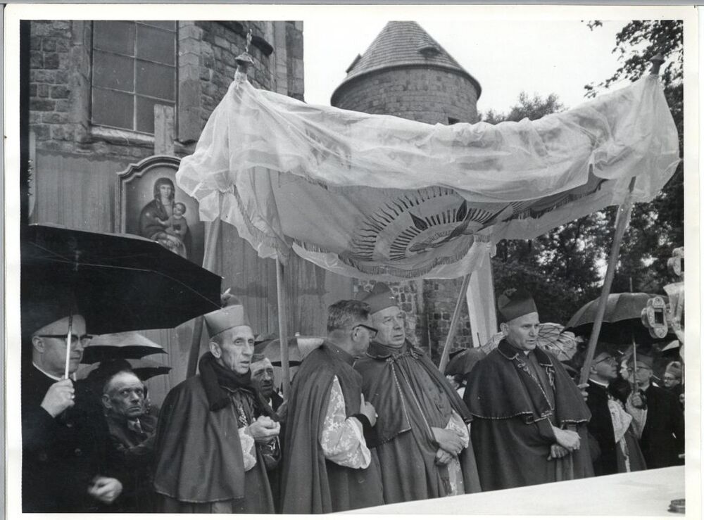 Arcybiskup metropolita poznański Antoni Baraniak, proboszcz parafii tumskiej ks. Władysław Chmiel, prymas Stefan Wyszyński i arcybiskup metropolita krakowski Karol Wojtyła podczas mszy świętej, 11 czerwca 1967 r. (AIPN Łd, pf 10/810, k. 168)