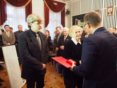 Dr Dariusz Rogut, dyrektor Oddziału, wręcza w imieniu Prezesa Instytutu Nagrodę dla śp. ppłk. Jerzego Urbankiewicza na ręce