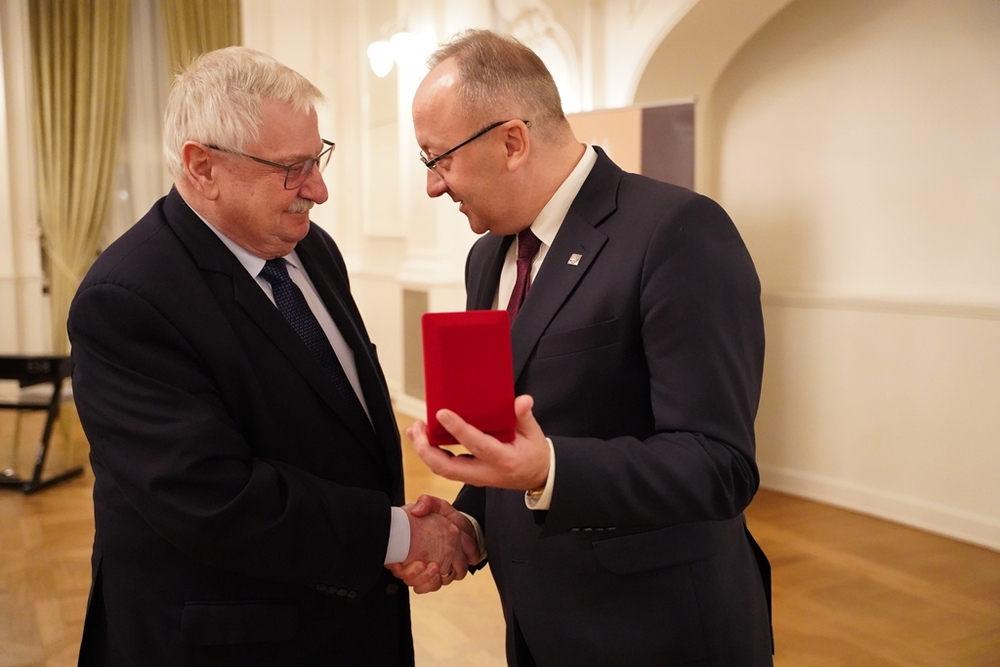 Tadeusz Kieliszewski odbiera nagrodę w imieniu Przemysława Kieliszewskiego. Fot. Bartosz Kochański IPN