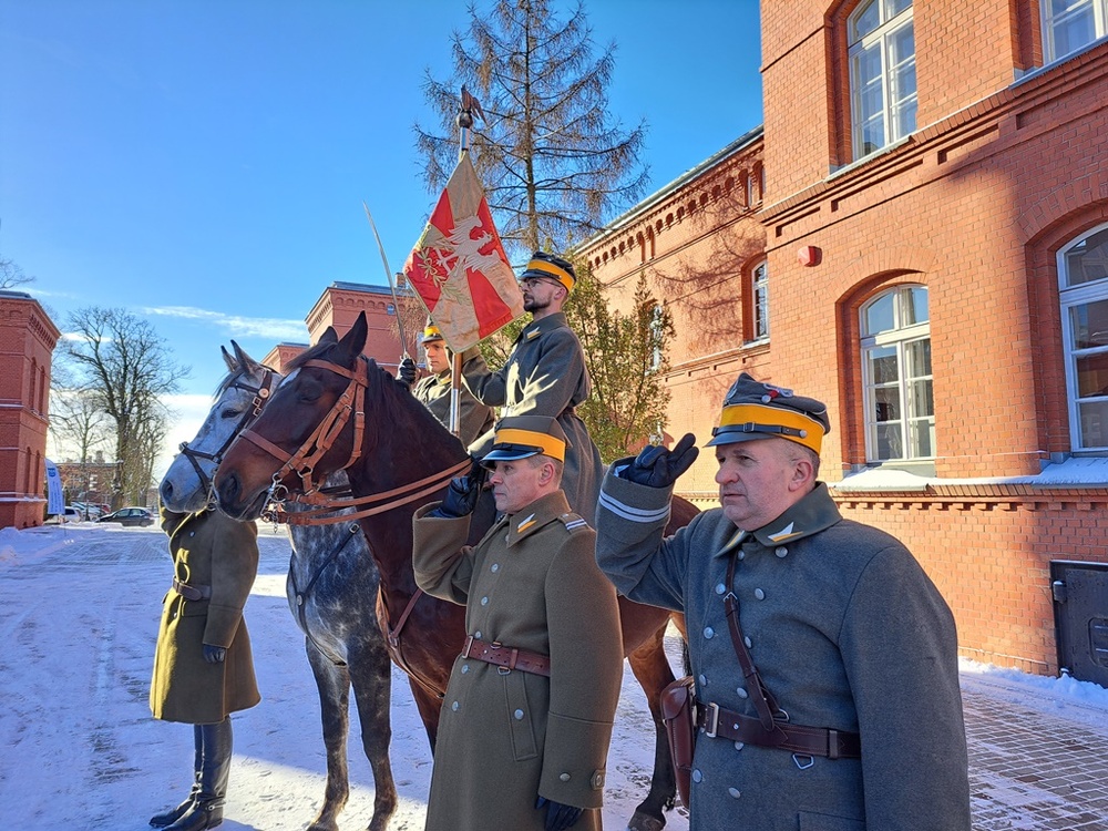 Odsłonięcie tablicy upamiętniającej 17 Pułk Ułanów Wielkopolskich – Gniezno, 14 lutego 2025. Fot. Marta Sankiewicz IPN