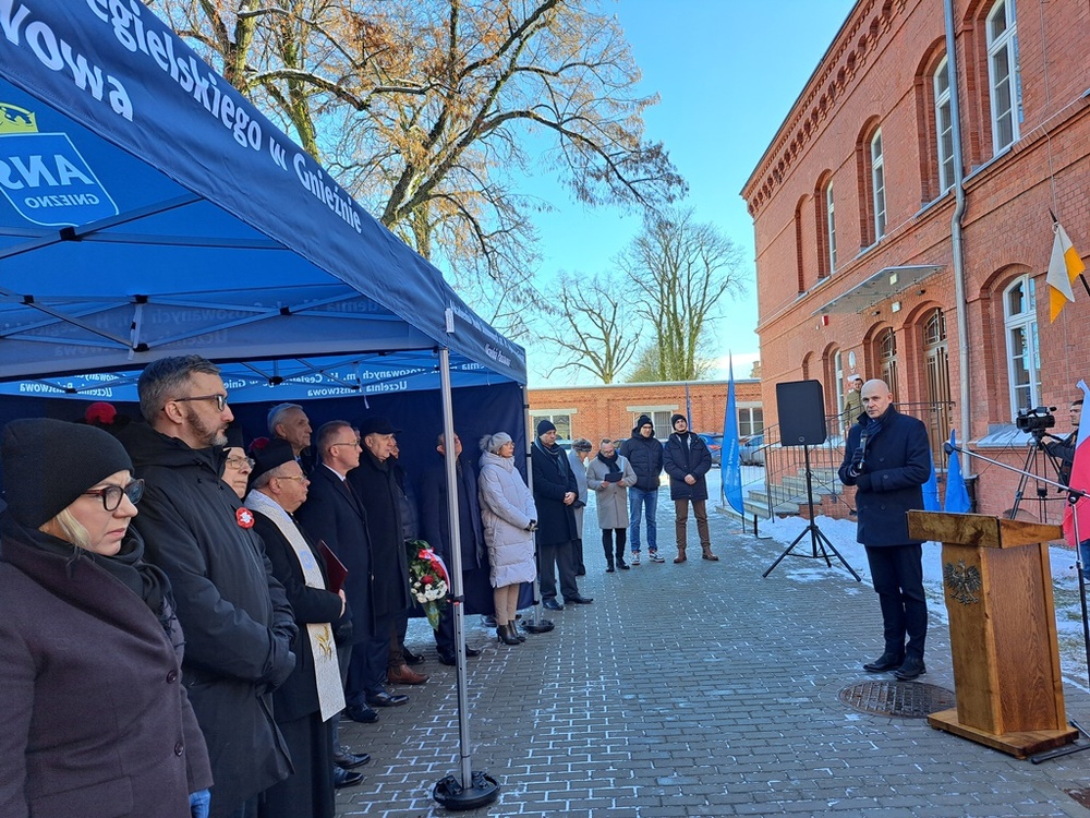 Odsłonięcie tablicy upamiętniającej 17 Pułk Ułanów Wielkopolskich – Gniezno, 14 lutego 2025. Fot. Marta Sankiewicz IPN