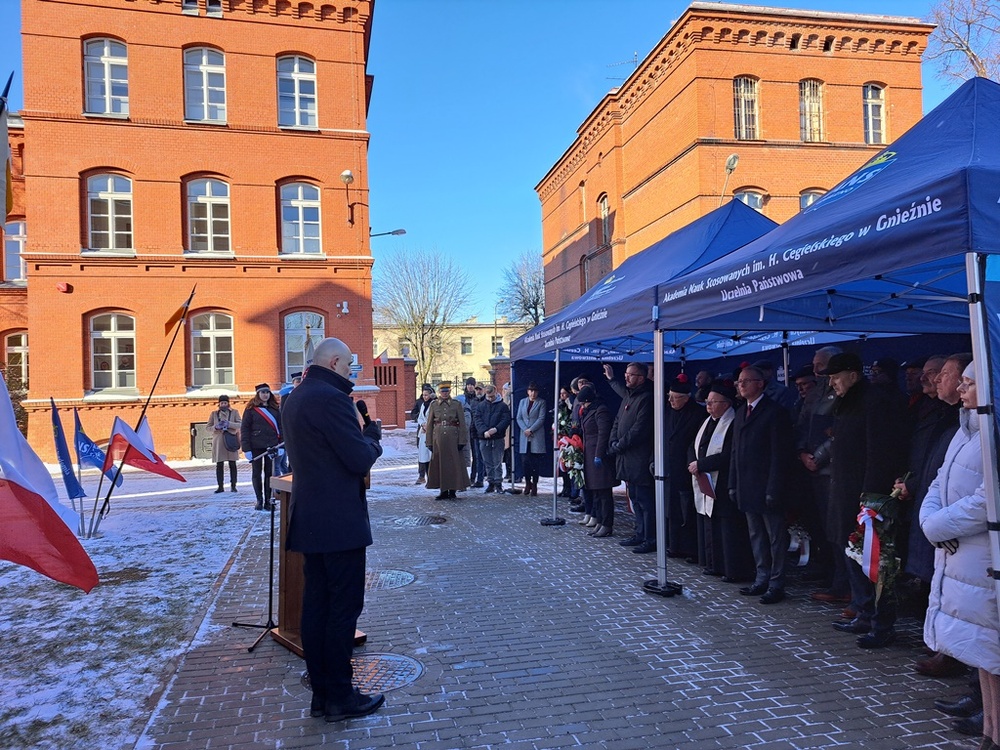 Odsłonięcie tablicy upamiętniającej 17 Pułk Ułanów Wielkopolskich – Gniezno, 14 lutego 2025. Fot. Marta Sankiewicz IPN