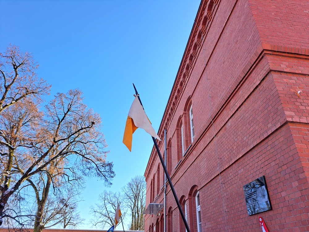 Tablica upamiętniająca 17 Pułk Ułanów Wielkopolskich. Fot. Marta Sankiewicz IPN