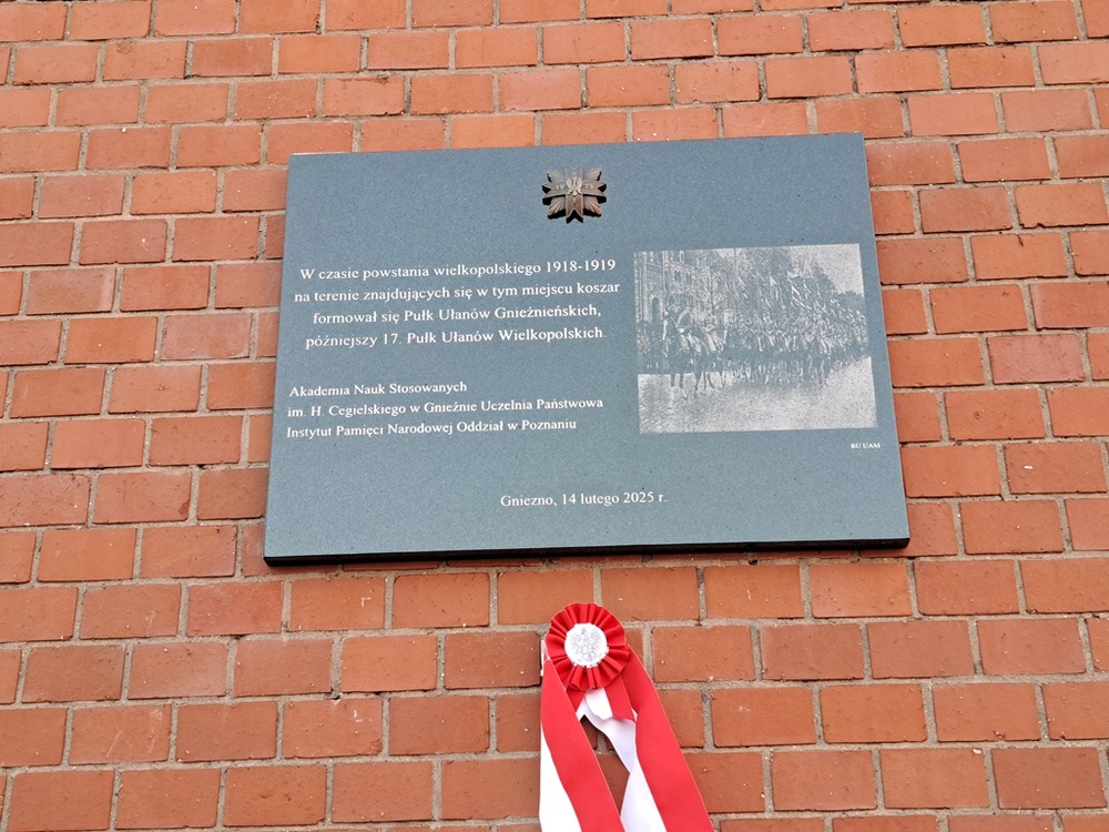 Tablica upamiętniająca 17 Pułk Ułanów Wielkopolskich. Fot. Marta Sankiewicz IPN