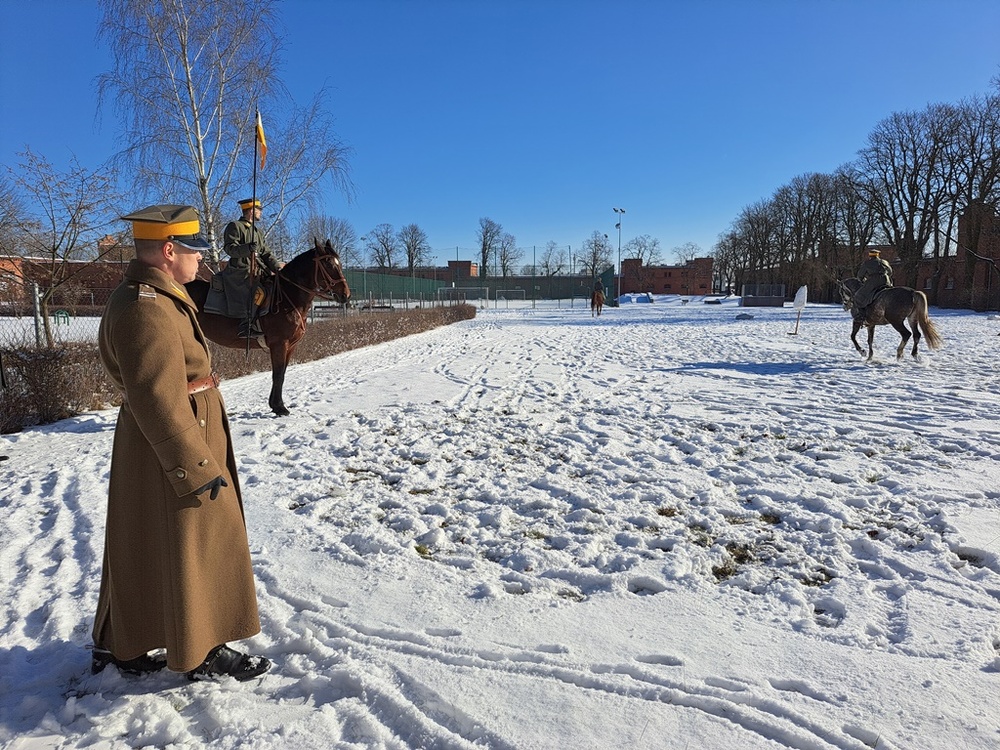 Pokaz kawaleryjski ułanów z Oddziału Terenowego im. 17 Pułku Ułanów Wielkopolskich – Stowarzyszenia Polski Klub Kawaleryjski. Fot. Marta Sankiewicz IPN