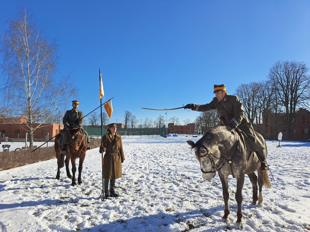 Pokaz kawaleryjski ułanów z Oddziału Terenowego im. 17 Pułku Ułanów Wielkopolskich – Stowarzyszenia Polski Klub Kawaleryjski. Fot. Marta Sankiewicz IPN