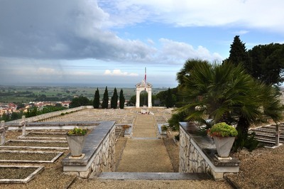 Polski Cmentarz Wojenny w Loreto, na którym pochowano poległych żołnierzy 2 Korpusu Polskiego walczącego we Włoszech