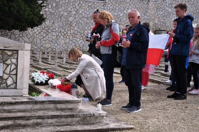 Złożenie kwiatów i zniczy na polskim Cmentarzu Wojennym w Loreto, na którym pochowano poległych żołnierzy 2 Korpusu