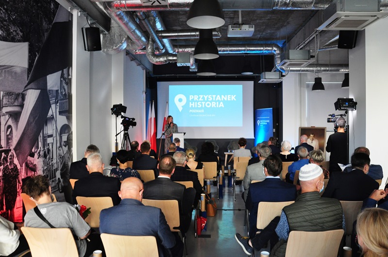 Otwarcie Przystanku Historia IPN w Poznaniu. Przemawia Marta Szczesiak Ślusarek naczelnik Oddziałowego Biura Edukacji Narodowej IPN w Poznaniu