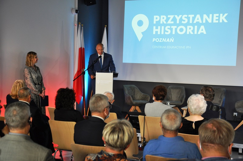 Otwarcie Przystanku Historia IPN w Poznaniu. Przemawia dr Łukasz Łuczewski kurator wystawy „Ludzie Cogito”