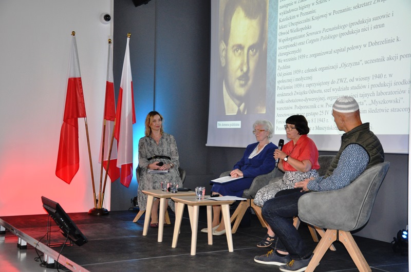 Otwarcie Przystanku Historia IPN w Poznaniu. Panel główny z udziałem zaproszonych gości. Przemawia Aleksandra Pietrowicz.