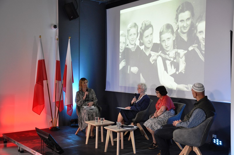 Otwarcie Przystanku Historia IPN w Poznaniu. Panel główny z udziałem zaproszonych gości. Przemawia Iwona Hańczewska cóka dr. Franciszka Witaszka.