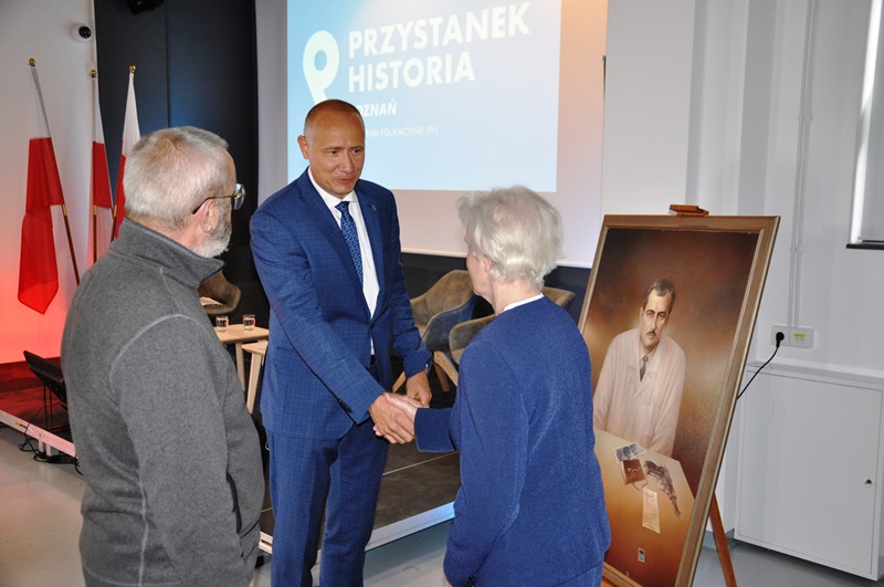 Iwona Hańczewska córka dr. Franciszka Witaszka, Janusz Pałubicki i Łukasz Łuczewski przy portrecie doktora.