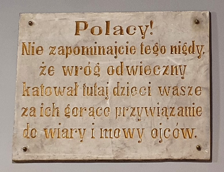 Tablica znajdująca się na gmachu Muzeum do wybuchu II wojny światowej obecnie prezentowana w siedzibie Muzeum