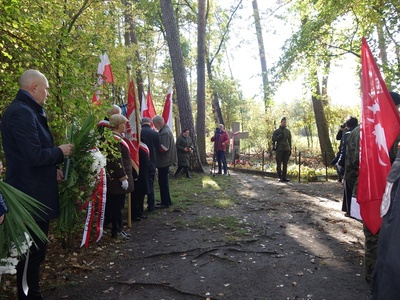 Rozpoczęcie uroczystości w Lasach Palędzko-Zakrzewskich przy mogile duchownych