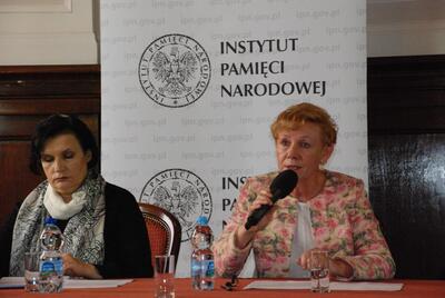 Jako pierwsza w drugiej części konferencji wystąpiła dr Kornelia Banaś z referatem „Działania aparatu partyjno-państwowego wobec sanktuarium maryjnego w Piekarach Śląskich w latach 1945–1989”