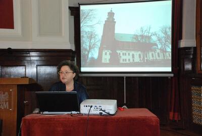 Dr hab. Elżbieta Wojcieszyk wystąpiła z prezentacją multimedialną na temat „Działań władz wobec sanktuarium św. Wojciecha w Gnieźnie w latach 1945–1989”