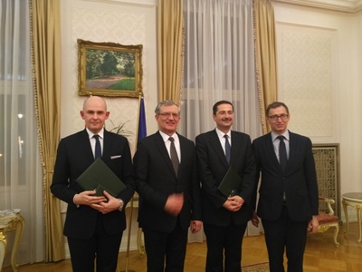 Uroczystość wręczenia pracownikom IPN odznaczeń państwowych nadanych przez Prezydenta Węgier. Na zdj.  drugi od lewej Ambasador Węgier – Ivan Gyurcsik