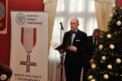 Uroczystość wręczenia Krzyży Wolności i Solidarności, Poznań 19 grudnia 2016. Na zdj. dr Rafał Reczek, dyrektor IPN Oddział w Poznaniu