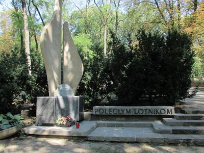 Pomnik poświęcony Poległym Lotnikom, stojący u wejścia na kwaterę lotniczą na Cmentarzu Garnizonowym w Poznaniu