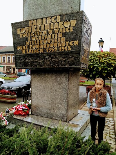Pomnik pamięci poległych i zamordowanych Kostrzyniaków w latach 1939-1945, Natasza Socha, Szkoła Podstawowa nr 4 im. Jana Brzechwy w Swarzędzu