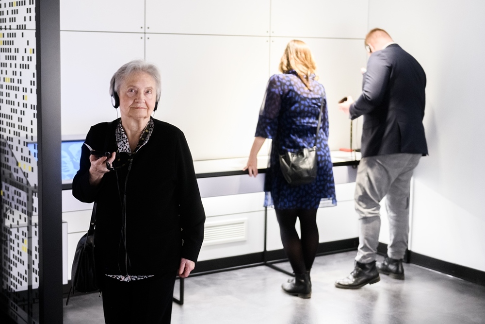 Zwiedzanie Centrum Szyfrów Enigma. Na pierwszym planie widoczna Janina  Sylwestrzak – córka Mariana Rejewskiego. Fot. Łukasz Gdak/PCD